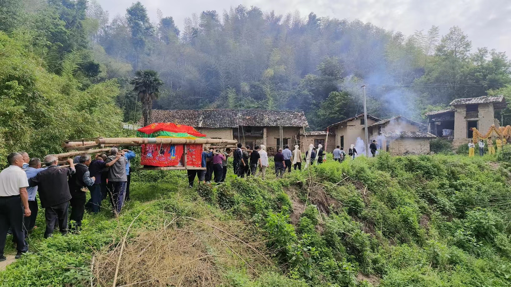 上山路上经过老宅前