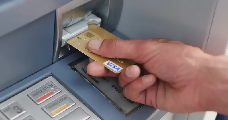 Featured image of post The behavior of being withdrawn by someone after the ATM has not taken the card